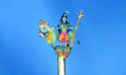 Jagtial के सूक्ष्म कलाकार ने सुई पर भगवान शिव और नंदी की नक्काशी की