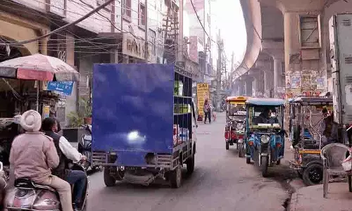 ISBT के सामने सिंगल सर्विस लेन पर ऑटो के कारण यातायात में अव्यवस्था