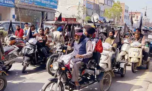 Amritsar: दिव्यांगों ने किया विरोध प्रदर्शन, सरकार को सौंपा खून से लिखा ज्ञापन
