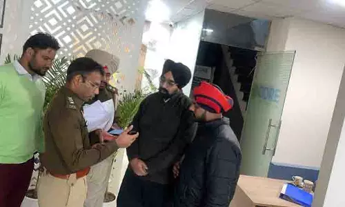 पुलिस ने Amritsar में आव्रजन एजेंसियों के कार्यालयों पर छापे मारे