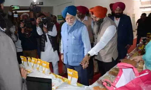 Amritsar: किसान देश की अर्थव्यवस्था की रीढ़, केंद्रीय मंत्री हरदीप पुरी Amritsar: किसान देश की अर्थव्यवस्था की रीढ़, केंद्रीय मंत्री हरदीप पुरी
