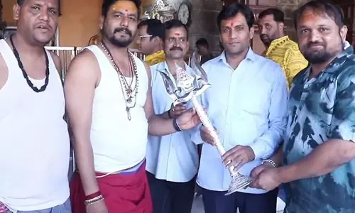 शिव नवरात्रि पर Gujarat से आए भक्त ने भगवान महाकाल को चढ़ाया चांदी का त्रिशूल शिव नवरात्रि पर Gujarat से आए भक्त ने भगवान महाकाल को चढ़ाया चांदी का त्रिशूल