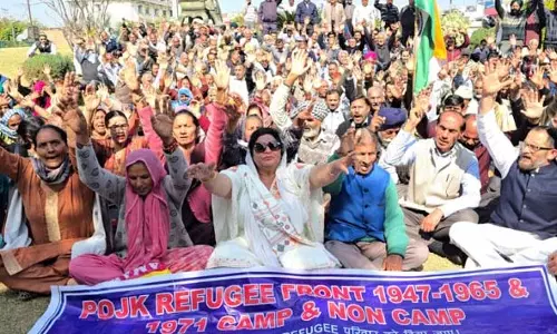 POJK के डीपीएस ने किया प्रदर्शन, छम्ब शरणार्थियों के लिए भूमि और एसटी का दर्जा मांगा POJK के डीपीएस ने किया प्रदर्शन, छम्ब शरणार्थियों के लिए भूमि और एसटी का दर्जा मांगा