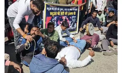 Jammu: गैंगरेप के आरोपियों की गिरफ्तारी की मांग को लेकर लोगों ने सड़क जाम किया