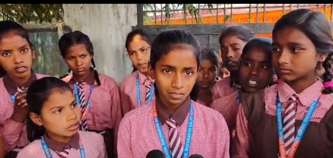 MDM नहीं खाने वाली छात्राओं को प्रधानाध्यापक ने पीटा