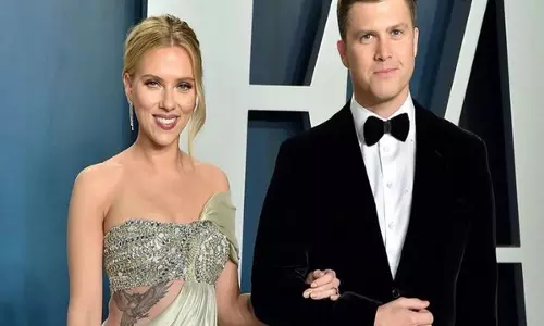 Colin Jost स्कारलेट जोहानसन की खोई हुई सगाई की अंगूठी की तलाश में डंपस्टर डाइविंग पर निकल पड़े Colin Jost स्कारलेट जोहानसन की खोई हुई सगाई की अंगूठी की तलाश में डंपस्टर डाइविंग पर निकल पड़े