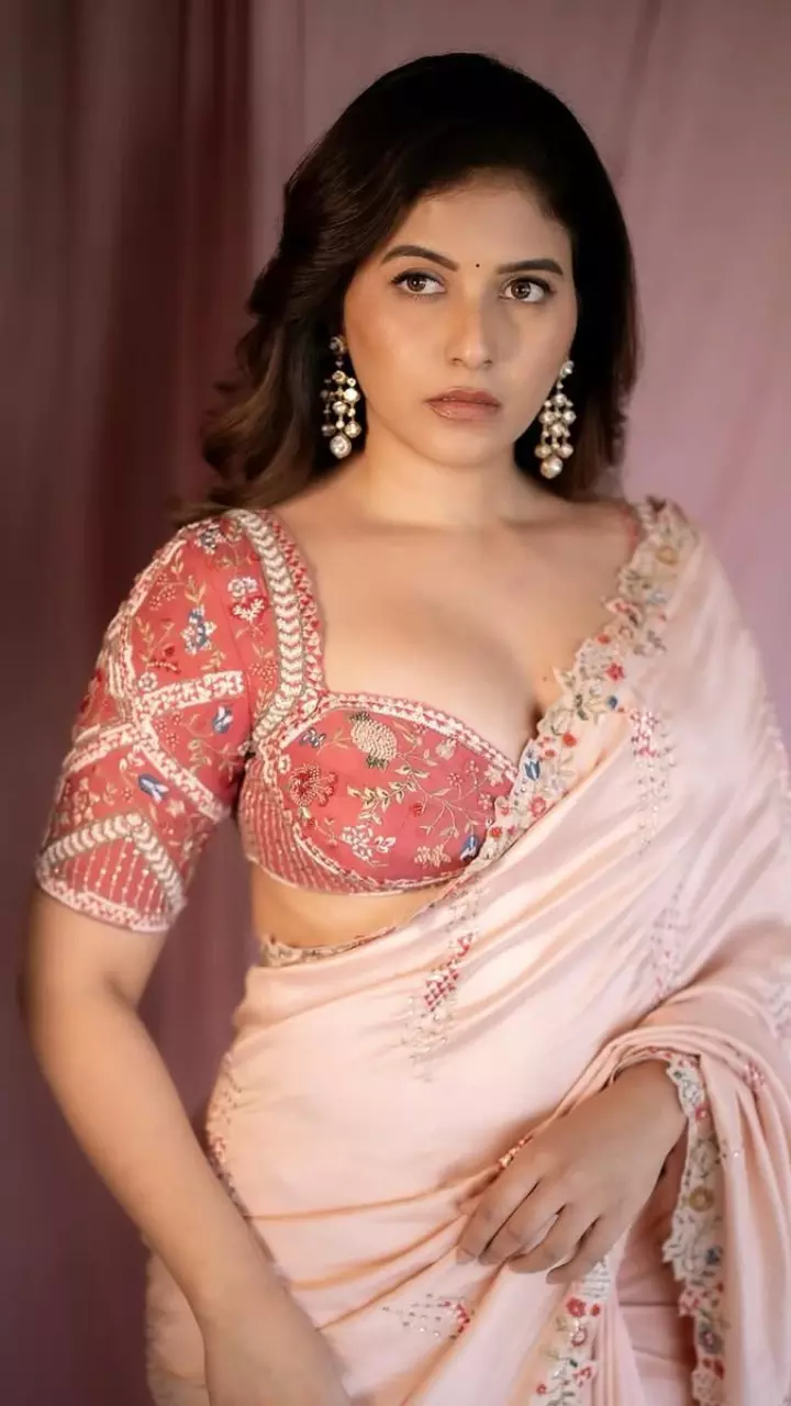 अंजलि का सिजलिंग लुक