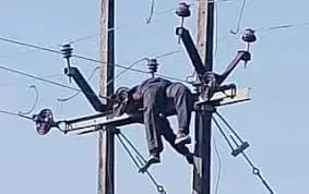 Jabalpur News: लाइन सुधारने खंभे पर चढ़ा, करंट लगने से लाइनमैन की मौत Jabalpur News: लाइन सुधारने खंभे पर चढ़ा, करंट लगने से लाइनमैन की मौत
