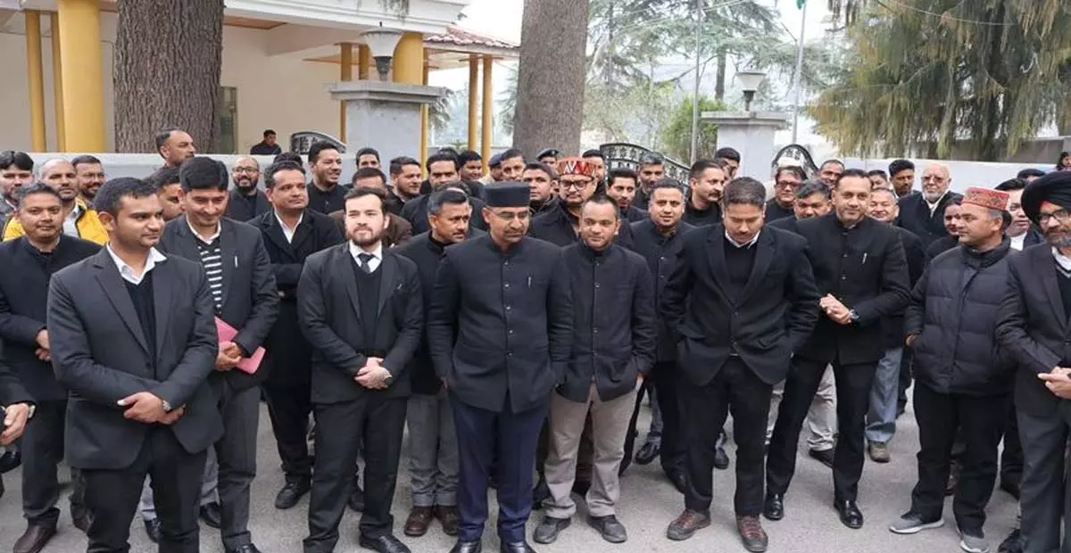 Himachal: कुल्लू के वकीलों ने एडवोकेट्स संशोधन विधेयक के खिलाफ किया प्रदर्शन Himachal: कुल्लू के वकीलों ने एडवोकेट्स संशोधन विधेयक के खिलाफ किया प्रदर्शन