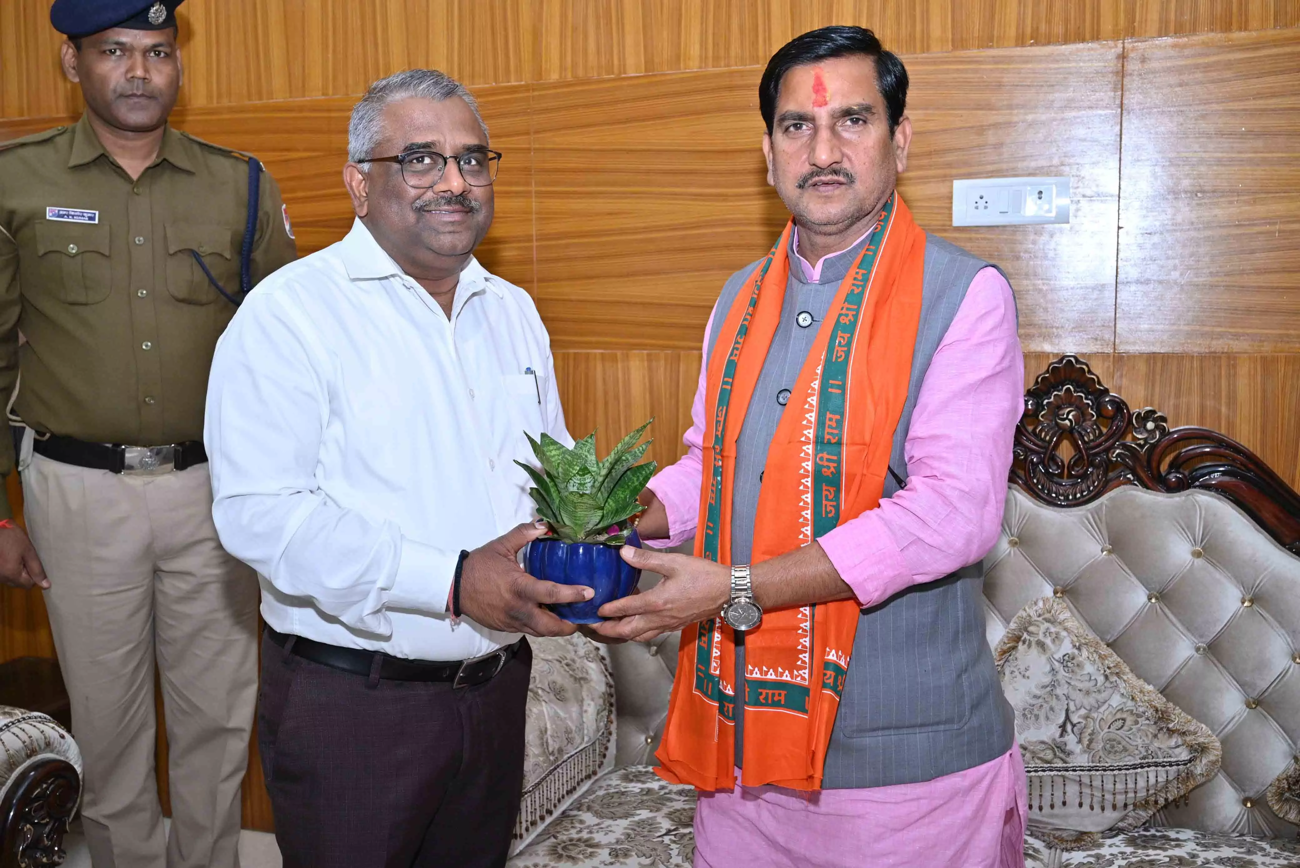 महाप्रबंधक रेलवे तरुण प्रकाश ने की केंद्रीय राज्य मंत्री तोखन साहू से मुलाकात महाप्रबंधक रेलवे तरुण प्रकाश ने की केंद्रीय राज्य मंत्री तोखन साहू से मुलाकात