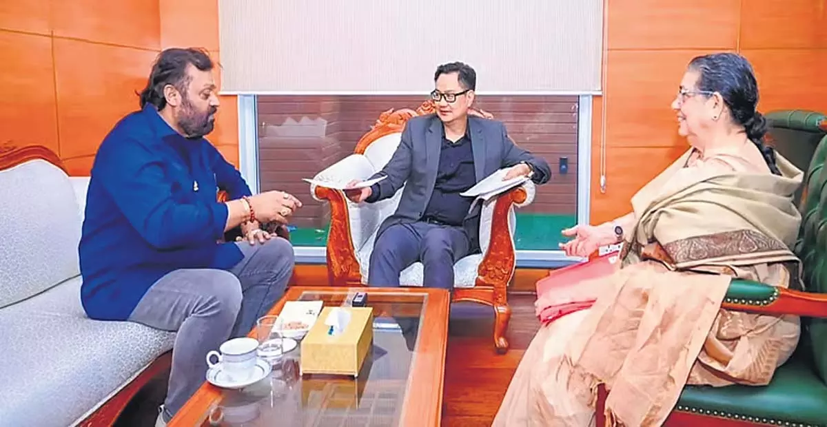 Kerala: सामाजिक कार्यकर्ता सुहरा ने केंद्रीय मंत्री रिजिजू से मुलाकात की Kerala: सामाजिक कार्यकर्ता सुहरा ने केंद्रीय मंत्री रिजिजू से मुलाकात की