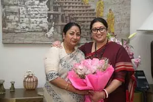 दिल्ली की मुख्यमंत्री रेखा गुप्ता ने पूर्व केंद्रीय मंत्री स्मृति ईरानी से की मुलाकात दिल्ली की मुख्यमंत्री रेखा गुप्ता ने पूर्व केंद्रीय मंत्री स्मृति ईरानी से की मुलाकात