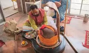 धौलपुर : चंबल के बीहड़ में भगवान भोलेनाथ का चमत्कारिक मंदिर, दिन में तीन बार बदलता है शिवलिंग का रंग धौलपुर : चंबल के बीहड़ में भगवान भोलेनाथ का चमत्कारिक मंदिर, दिन में तीन बार बदलता है शिवलिंग का रंग