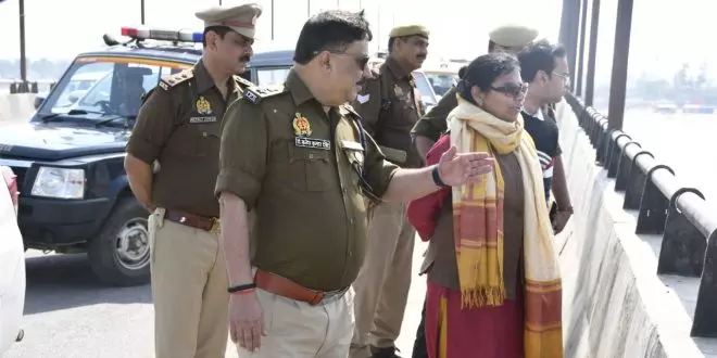 Badaun: जिलाधिकारी निधि श्रीवास्तव ने कछला घाट व मंदिरों का निरीक्षण किया Badaun: जिलाधिकारी निधि श्रीवास्तव ने कछला घाट व मंदिरों का निरीक्षण किया
