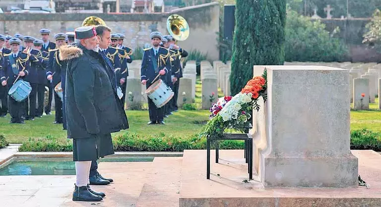 प्रधानमंत्री की विदेश यात्रा के दौरान शहीदों को श्रद्धांजलि प्रधानमंत्री की विदेश यात्रा के दौरान शहीदों को श्रद्धांजलि