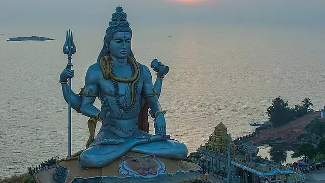 देशभर में महा शिवरात्रि की धूम: शिव मंदिरों में विशेष पूजा देशभर में महा शिवरात्रि की धूम: शिव मंदिरों में विशेष पूजा