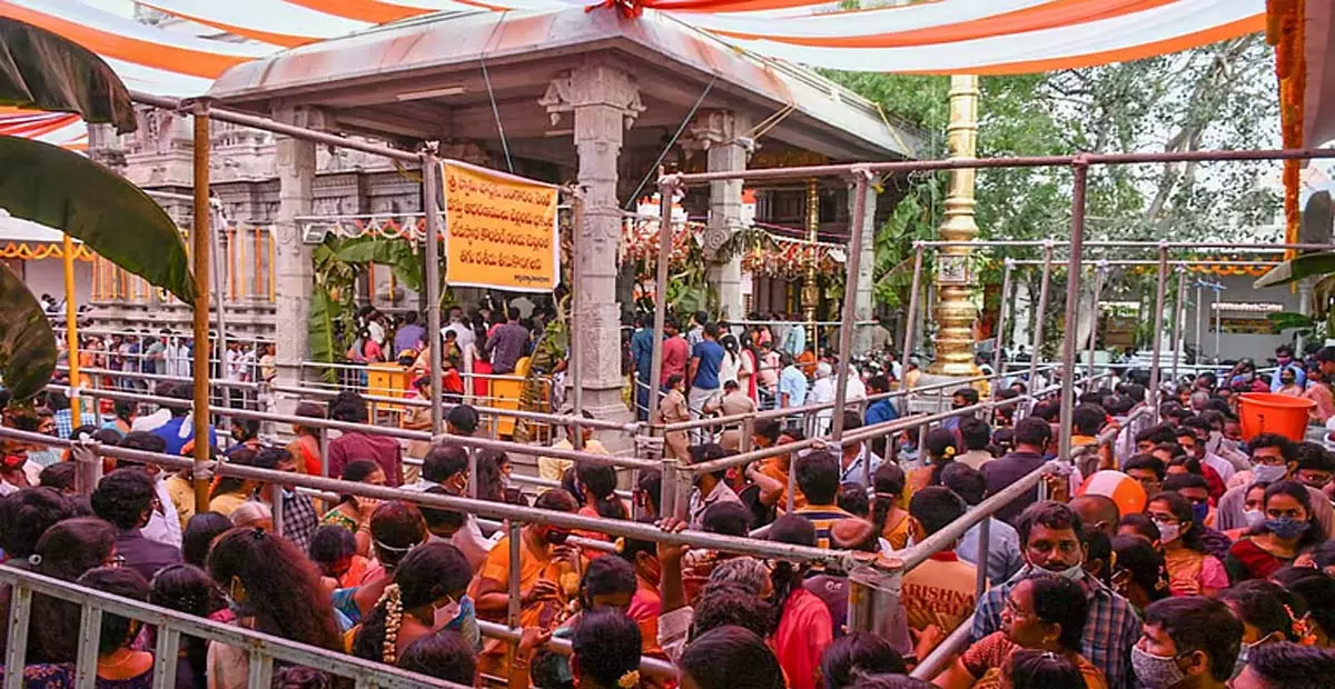 Andhra: प्रकाशम जिले में महा शिवरात्रि के लिए कड़ी सुरक्षा Andhra: प्रकाशम जिले में महा शिवरात्रि के लिए कड़ी सुरक्षा
