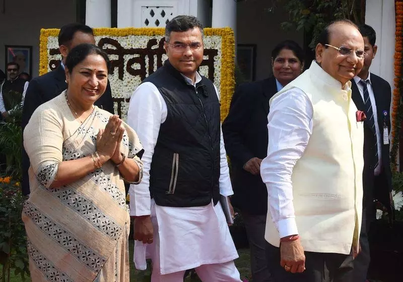 दिल्ली विधानसभा सत्र के दूसरे दिन भी अराजकता का माहौल दिल्ली विधानसभा सत्र के दूसरे दिन भी अराजकता का माहौल