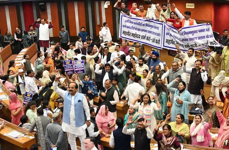 Delhi: एमसी सदन का सत्र हंगामेदार तरीके से शुरू हुआ Delhi: एमसी सदन का सत्र हंगामेदार तरीके से शुरू हुआ