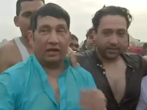 Shekhar Suman और उनके बेटे अध्ययन ने महाकुंभ में पवित्र स्नान किया Shekhar Suman और उनके बेटे अध्ययन ने महाकुंभ में पवित्र स्नान किया