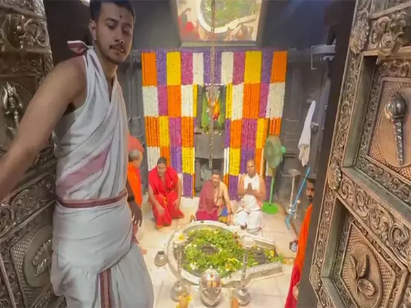 प्रयागराज में महाशिवरात्रि की भीड़ के चलते श्रद्धालुओं ने Nashik Ganga में पवित्र स्नान किया प्रयागराज में महाशिवरात्रि की भीड़ के चलते श्रद्धालुओं ने Nashik Ganga में पवित्र स्नान किया