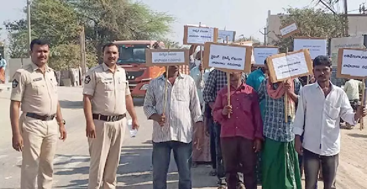 Andhra: सार्वजनिक स्थानों पर शराब पीने के आरोप में 47 लोग गिरफ्तार Andhra: सार्वजनिक स्थानों पर शराब पीने के आरोप में 47 लोग गिरफ्तार