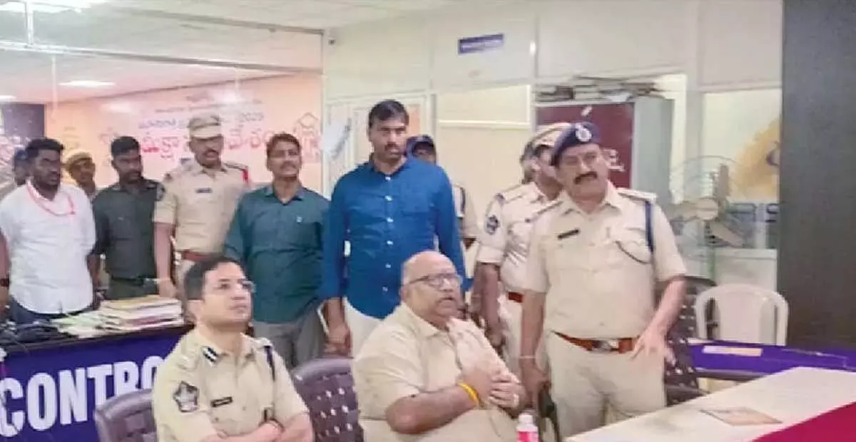 Andhra: डीआईजी ने श्रीशैलम में सुरक्षा व्यवस्था की समीक्षा की Andhra: डीआईजी ने श्रीशैलम में सुरक्षा व्यवस्था की समीक्षा की