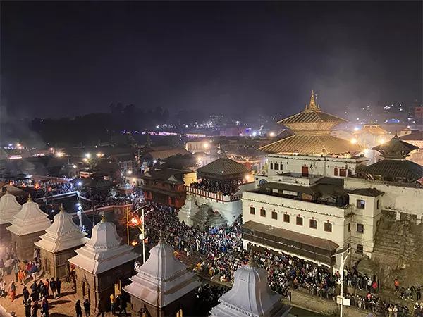 Nepal का पशुपतिनाथ मंदिर भक्तों के सैलाब से जगमगा उठा Nepal का पशुपतिनाथ मंदिर भक्तों के सैलाब से जगमगा उठा