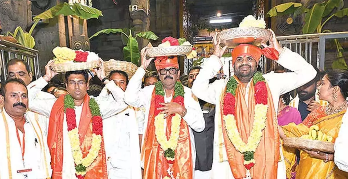 Andhra: श्रीकालहस्ती में विशाल महा शिवरात्रि उत्सव के लिए मंच तैयार Andhra: श्रीकालहस्ती में विशाल महा शिवरात्रि उत्सव के लिए मंच तैयार