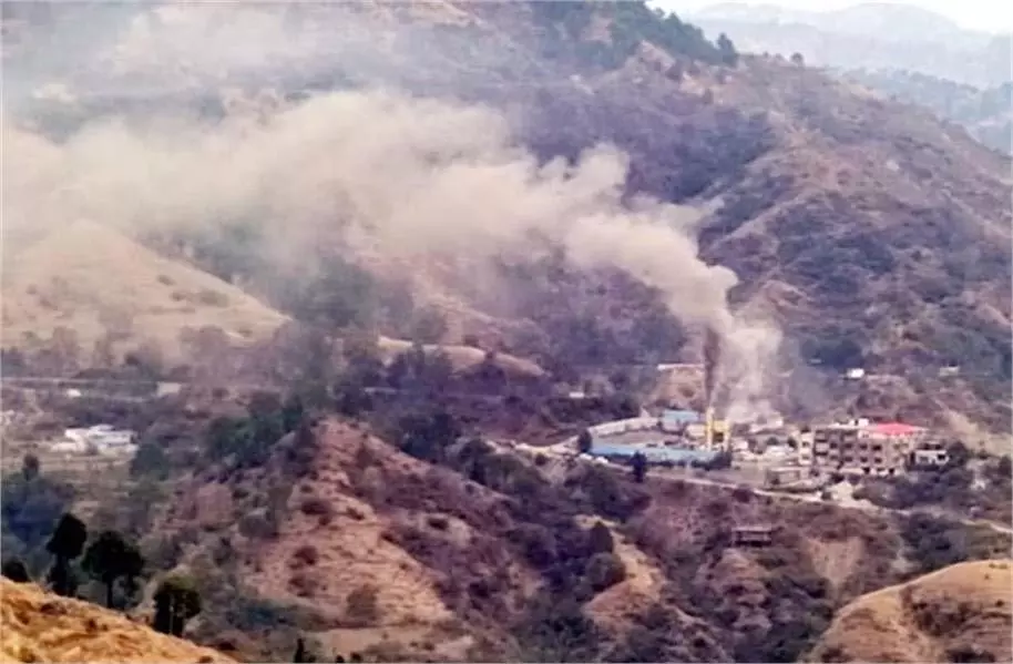 Solan: फोरलेन निर्माण कंपनी के हॉट मिक्सर प्लांट से निकला जहरीला धुआं Solan: फोरलेन निर्माण कंपनी के हॉट मिक्सर प्लांट से निकला जहरीला धुआं