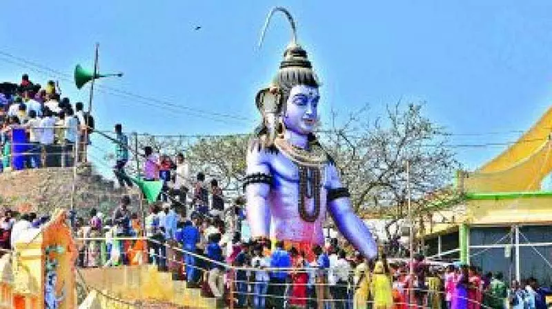 Telangana: 300 साल पुराना शिव मंदिर महा शिवरात्रि के लिए तैयार Telangana: 300 साल पुराना शिव मंदिर महा शिवरात्रि के लिए तैयार