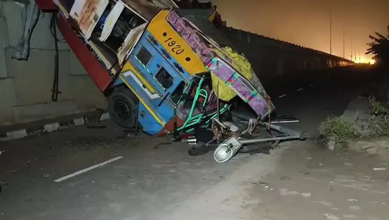Odisha: टक्कर के बाद ट्रक पुल से नीचे गिरे, 2 ड्राइवर और हेल्पर की हालत गंभीर Odisha: टक्कर के बाद ट्रक पुल से नीचे गिरे, 2 ड्राइवर और हेल्पर की हालत गंभीर