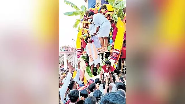 कोप्पल के कुछ हिस्सों में बच्चों को ऊंचाई से फेंकने की प्रथा आम है: स्वास्थ्य विशेषज्ञ चिंतित कोप्पल के कुछ हिस्सों में बच्चों को ऊंचाई से फेंकने की प्रथा आम है: स्वास्थ्य विशेषज्ञ चिंतित