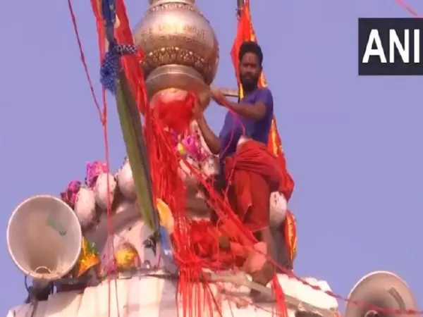 Mahashivratri के अवसर पर देशभर के लोकप्रिय मंदिरों में भक्तों की भारी भीड़ उमड़ी Mahashivratri के अवसर पर देशभर के लोकप्रिय मंदिरों में भक्तों की भारी भीड़ उमड़ी
