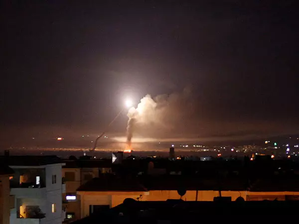 Israel ने सीरिया में सैन्य ठिकानों और हथियार भंडारण स्थलों पर हमला किया Israel ने सीरिया में सैन्य ठिकानों और हथियार भंडारण स्थलों पर हमला किया