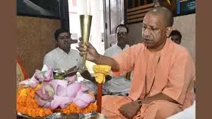 Gorakhpur: मानसरोवर मंदिर में सीएम योगी ने बाबा भोलेनाथ का किया जलाभिषेक Gorakhpur: मानसरोवर मंदिर में सीएम योगी ने बाबा भोलेनाथ का किया जलाभिषेक