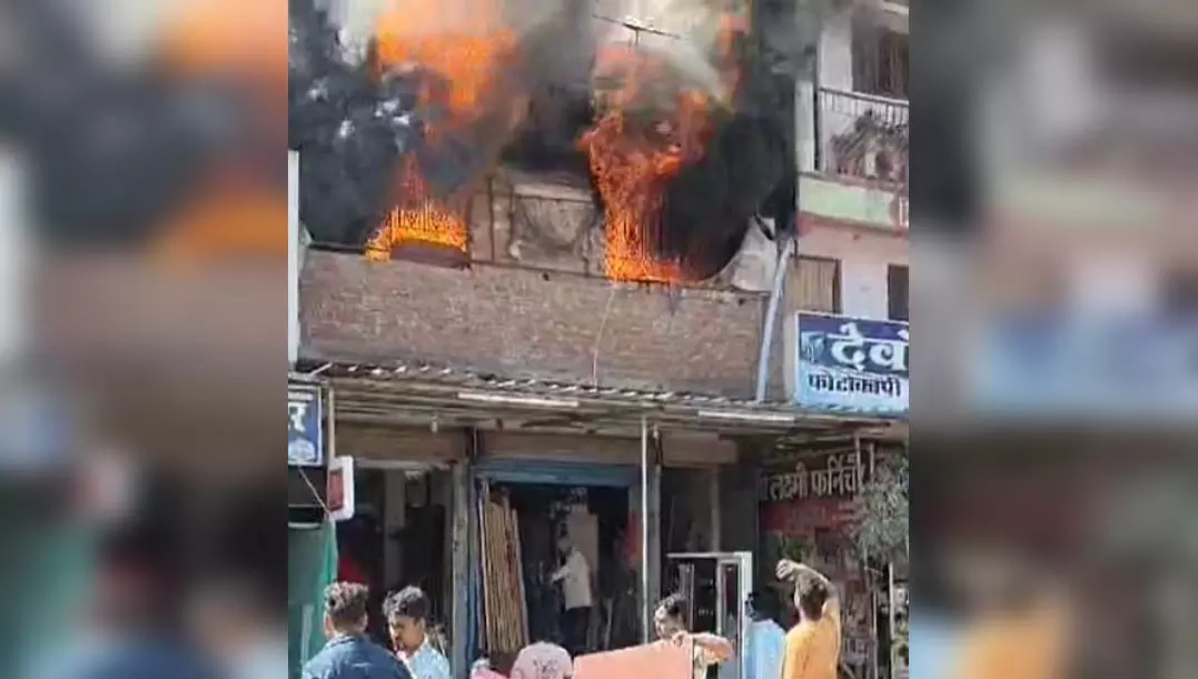 आग की चपेट में लक्ष्मी फर्नीचर दुकान, दिखा धुएं का गुबार आग की चपेट में लक्ष्मी फर्नीचर दुकान, दिखा धुएं का गुबार