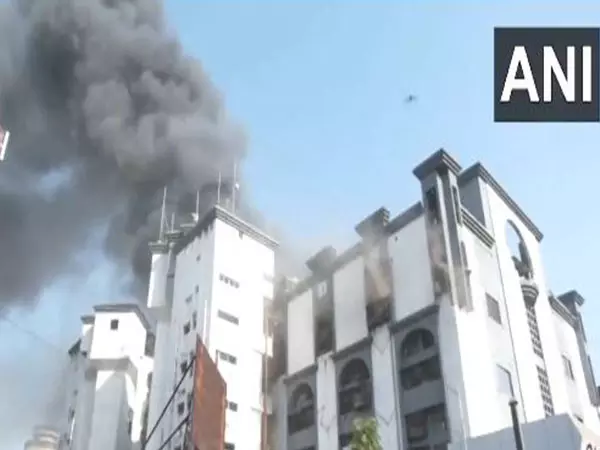 Gujarat: सूरत में कपड़ा स्टोर में लगी आग Gujarat: सूरत में कपड़ा स्टोर में लगी आग