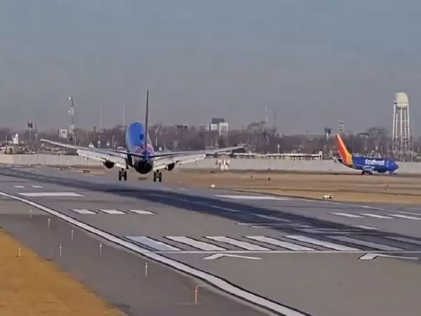 शिकागो मिडवे Airport पर साउथवेस्ट विमान लगभग एक निजी जेट से टकरा गया शिकागो मिडवे Airport पर साउथवेस्ट विमान लगभग एक निजी जेट से टकरा गया