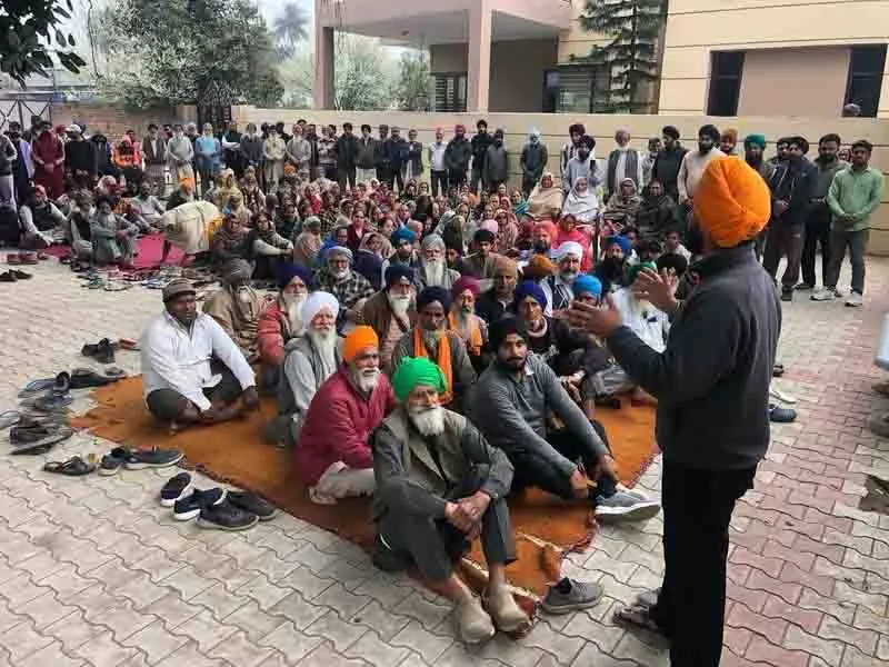 ड्रग व्यापारियों की धमकी के बाद Narangwal Kalan के निवासियों ने गांव के सरपंच का समर्थन किया ड्रग व्यापारियों की धमकी के बाद Narangwal Kalan के निवासियों ने गांव के सरपंच का समर्थन किया
