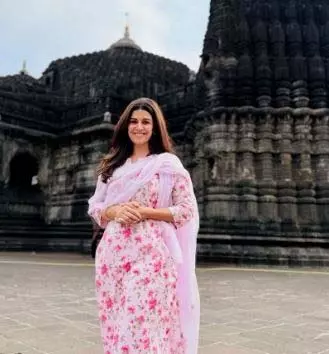निम्रत कौर ने त्र्यंबकेश्वर शिव मंदिर में आशीर्वाद लिया निम्रत कौर ने त्र्यंबकेश्वर शिव मंदिर में आशीर्वाद लिया