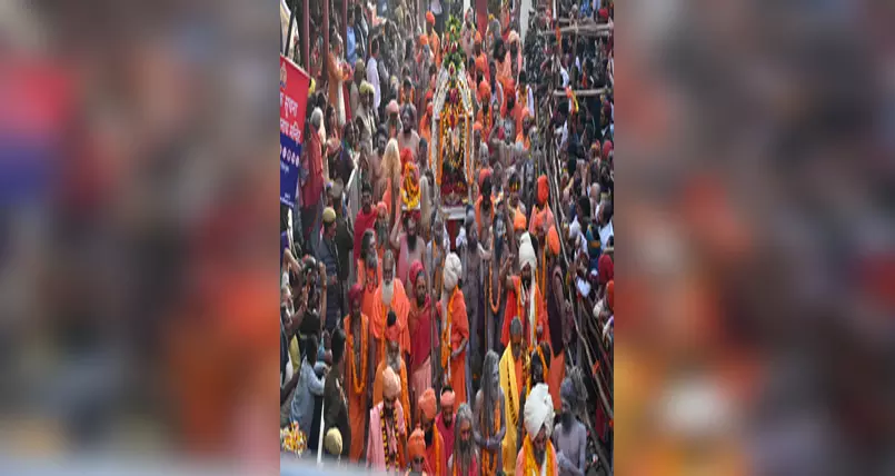 महाशिवरात्रि पर काशी में भव्य नजारा, मंगला आरती के बाद निकली अखाड़ों की शोभायात्रा महाशिवरात्रि पर काशी में भव्य नजारा, मंगला आरती के बाद निकली अखाड़ों की शोभायात्रा