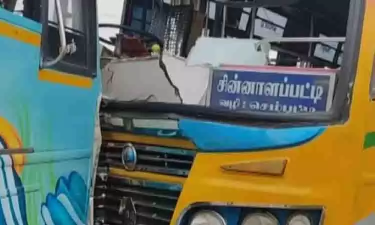 Dindigul के पास दो निजी बसों की टक्कर में 15 लोग घायल Dindigul के पास दो निजी बसों की टक्कर में 15 लोग घायल