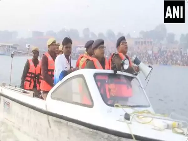 Maha Kumbh के दौरान उत्तर प्रदेश पुलिस ने नावों से गश्त की Maha Kumbh के दौरान उत्तर प्रदेश पुलिस ने नावों से गश्त की