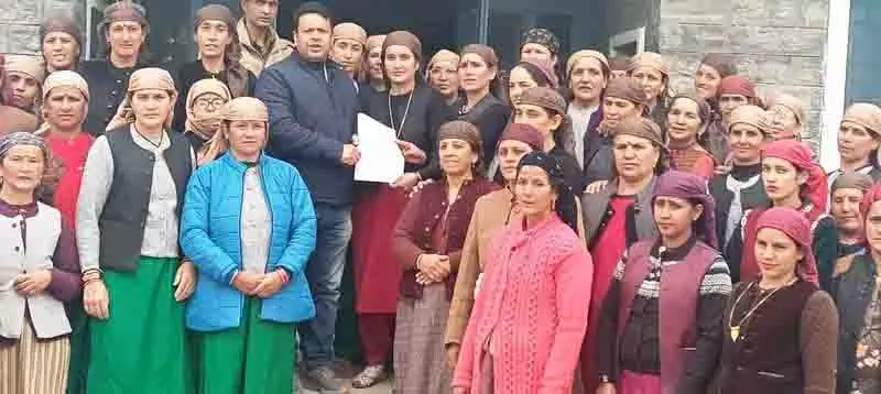 Dodra Kwar की महिलाओं ने बढ़ती नशीली दवाओं की समस्या के खिलाफ रैली निकाली Dodra Kwar की महिलाओं ने बढ़ती नशीली दवाओं की समस्या के खिलाफ रैली निकाली