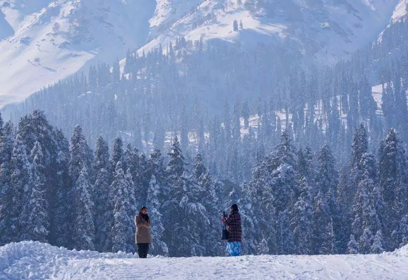 घाटी के ऊंचे इलाकों में ताजा बर्फबारी, Srinagar में बारिश घाटी के ऊंचे इलाकों में ताजा बर्फबारी, Srinagar में बारिश