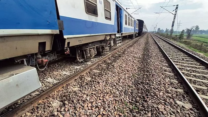 Haryana : नीलोखेड़ी में यात्री ट्रेन का डिब्बा पटरी से उतरा, कोई हताहत नहीं Haryana : नीलोखेड़ी में यात्री ट्रेन का डिब्बा पटरी से उतरा, कोई हताहत नहीं
