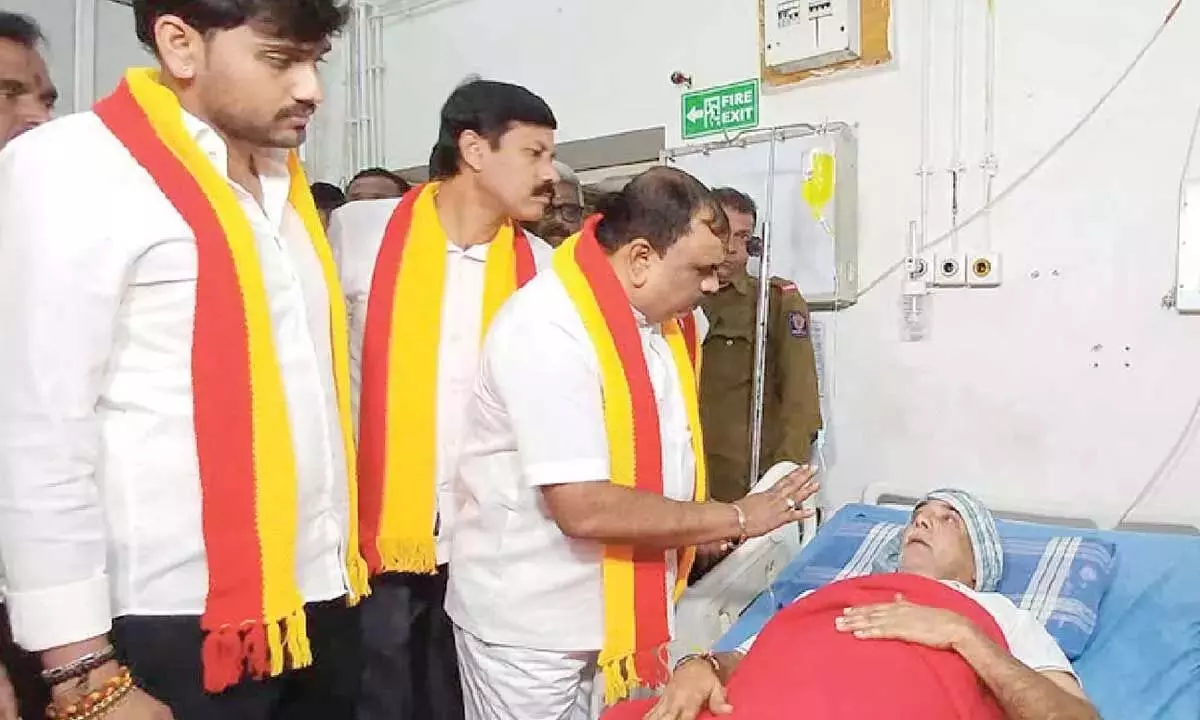 नारायण गौड़ा ने MES कार्यकर्ताओं-अधिकारियों के व्यवहार की आलोचना की नारायण गौड़ा ने MES कार्यकर्ताओं-अधिकारियों के व्यवहार की आलोचना की