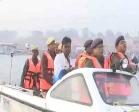 महाकुंभ के दौरान उत्तर प्रदेश पुलिस ने नावों से किया गश्त महाकुंभ के दौरान उत्तर प्रदेश पुलिस ने नावों से किया गश्त