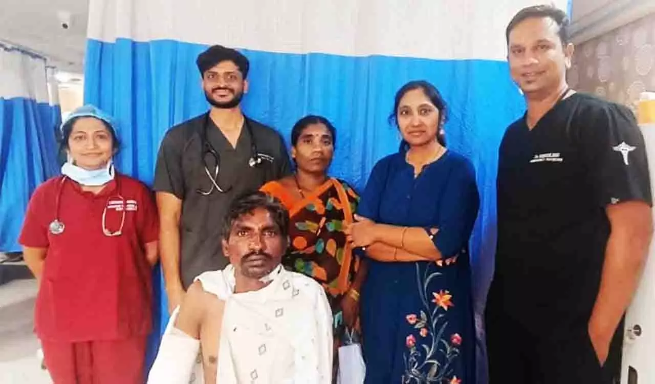 Hospital Staff और दो कांस्टेबलों ने मिलकर गंभीर मरीज की जान बचाई Hospital Staff और दो कांस्टेबलों ने मिलकर गंभीर मरीज की जान बचाई